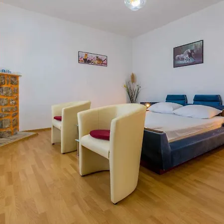 Two-bedroom In Xiv Apartment *